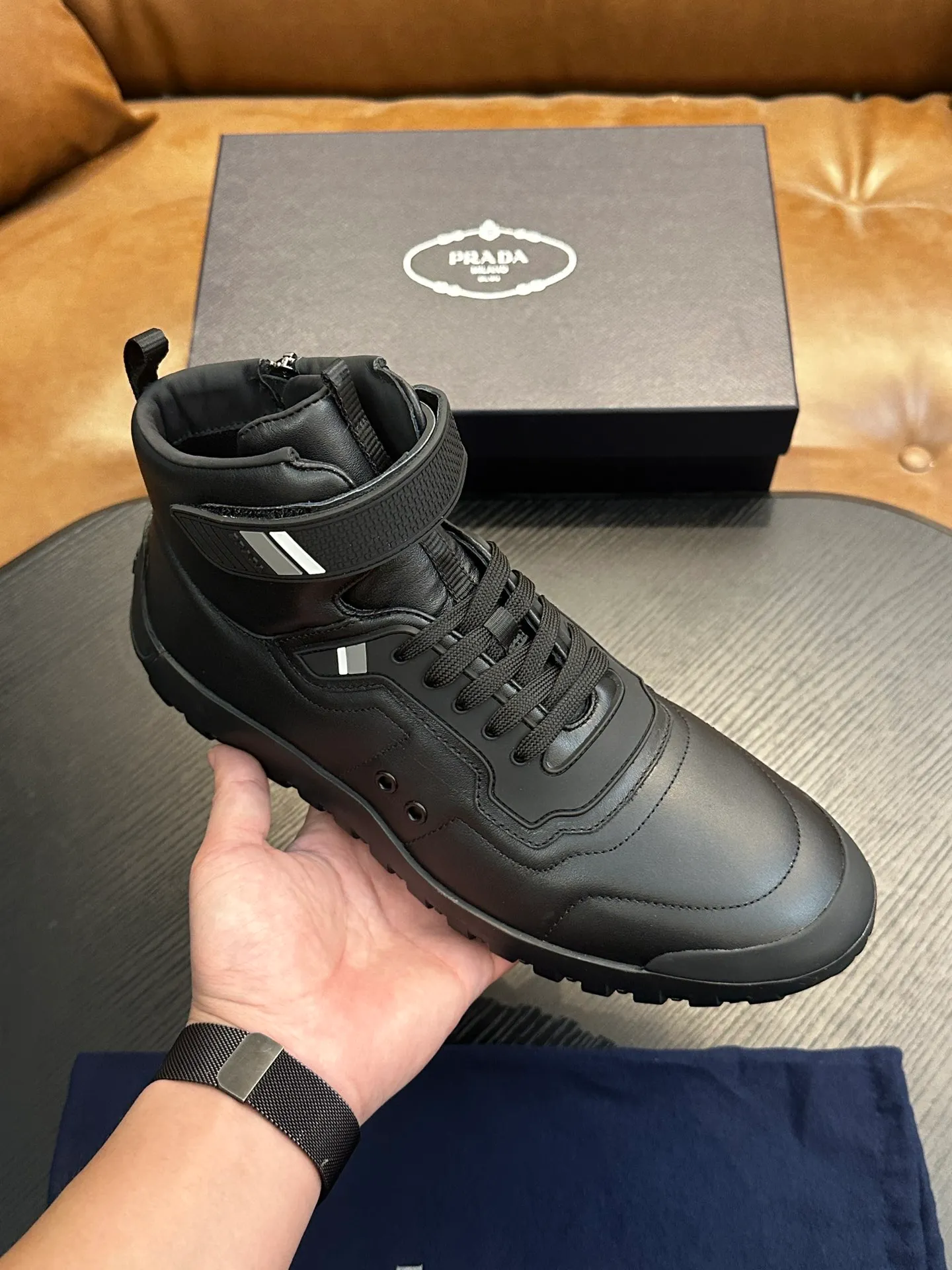[ PRADA ] Top P: 880💰 ▪️Size: 39-44 (customized at 38.45) Prad*Prada (Mauri order can be made) new men's nylon fabric sneakers This casual sneaker combines elegant and innovative design. It is made of nylon stretch fabric and has a slip-on design. The upper strap is equipped with an adjustable metal buckle, and the letters "PRADA" are eye-catching on the side of the shoe. Comes with full original packaging!